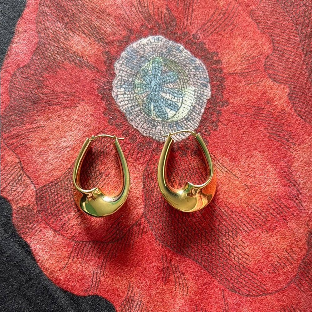 Elegant Gold Hoop Earrings. 14k gold.